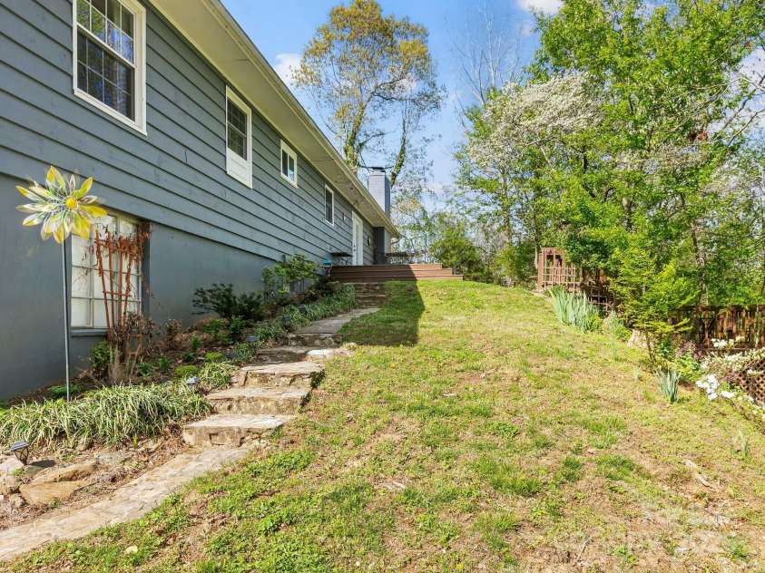 29 Fox Chase Road, Asheville, NC 28804.  MLS# CAR4247738, YatesRealty ID 10237. 