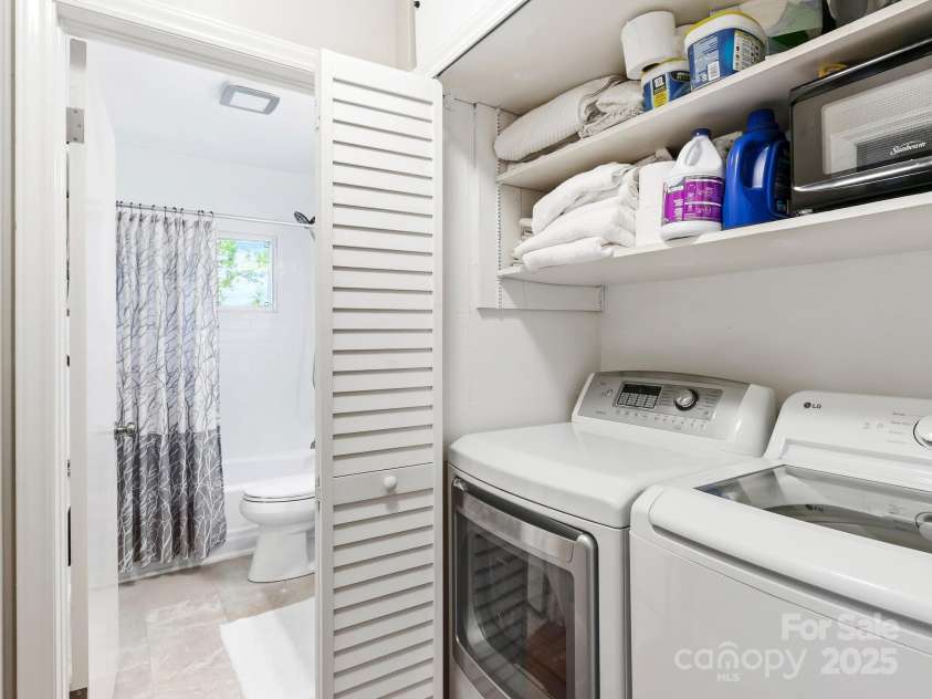 29 Fox Chase Road, Asheville, NC 28804.  MLS# CAR4247738, YatesRealty ID 10237. Washing closet main level off the kitchen