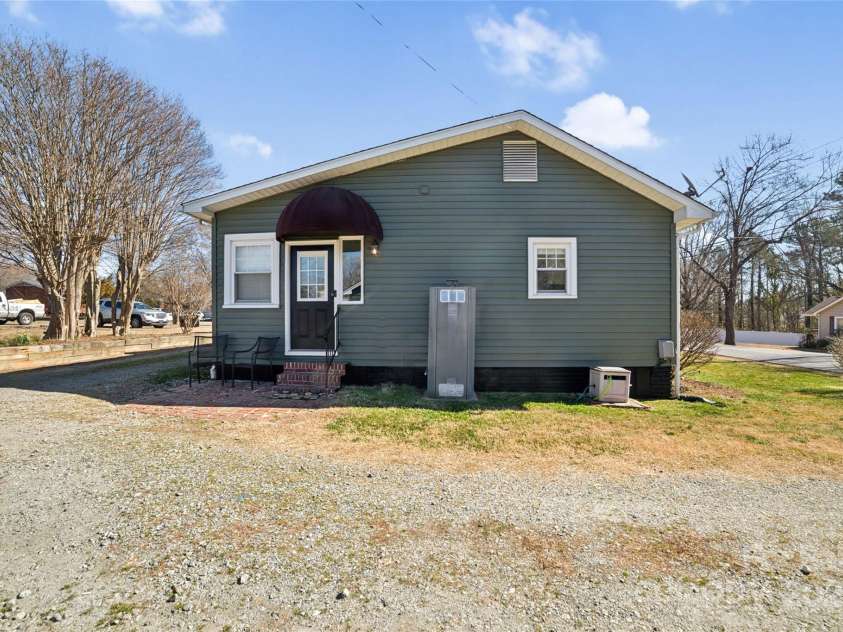 101 Sunset Drive, Stanley, NC 28164.  MLS# CAR4228097, YatesRealty ID 10238. 