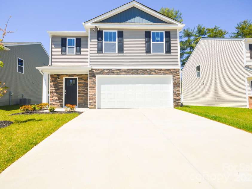 37 Lillian Lane, Hendersonville, NC 28792.  MLS# CAR4220471, YatesRealty ID 10239. 