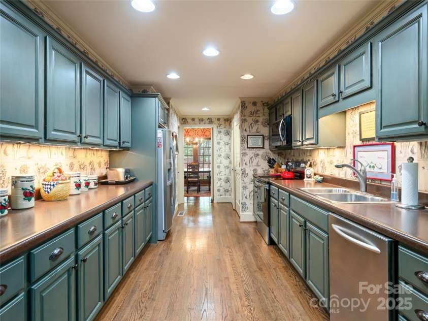 11 Bourne Lane, Asheville, NC 28803.  MLS# CAR4244546, YatesRealty ID 10241. 