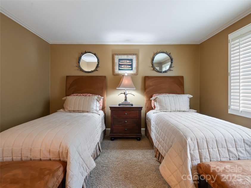 11 Bourne Lane, Asheville, NC 28803.  MLS# CAR4244546, YatesRealty ID 10241. 