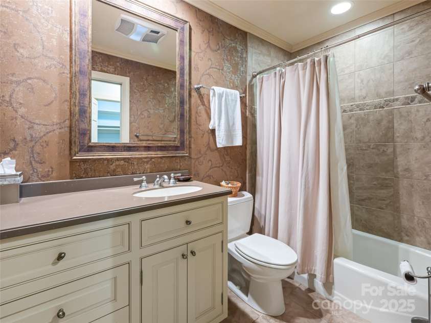 11 Bourne Lane, Asheville, NC 28803.  MLS# CAR4244546, YatesRealty ID 10241. 