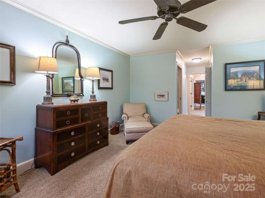 11 Bourne Lane, Asheville, NC 28803.  MLS# CAR4244546, YatesRealty ID 10241. 