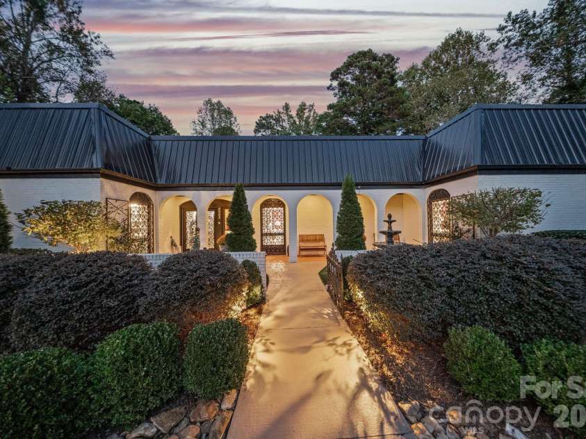 2082 2nd Street Drive, Hickory, NC 28601.  MLS# CAR4349823, YatesRealty ID 10241. 