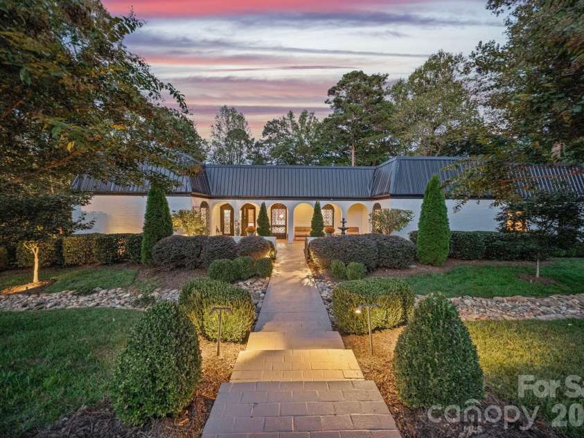 2082 2nd Street Drive, Hickory, NC 28601.  MLS# CAR4349823, YatesRealty ID 10241. 