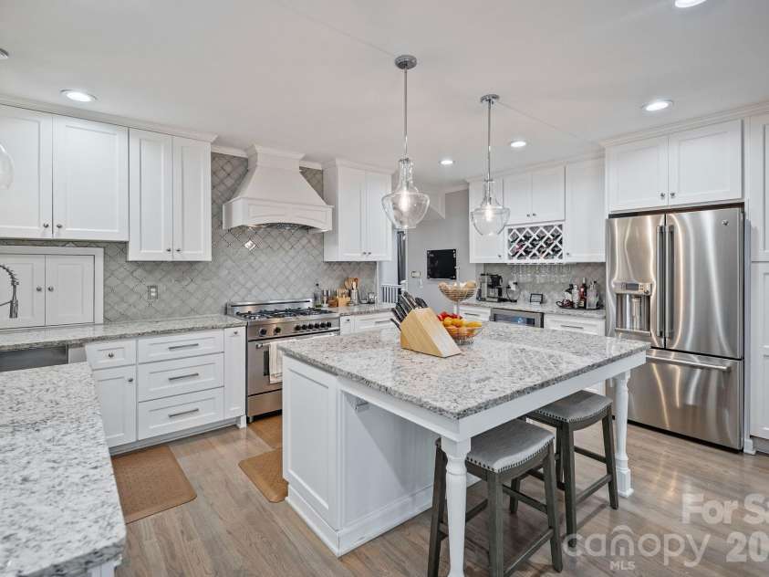 2082 2nd Street Drive, Hickory, NC 28601.  MLS# CAR4349823, YatesRealty ID 10241. 