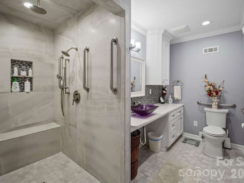 2082 2nd Street Drive, Hickory, NC 28601.  MLS# CAR4349823, YatesRealty ID 10241. 