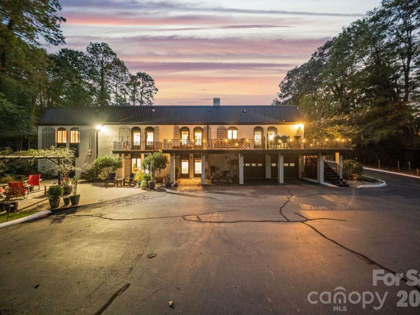 2082 2nd Street Drive, Hickory, NC 28601.  MLS# CAR4349823, YatesRealty ID 10241. 