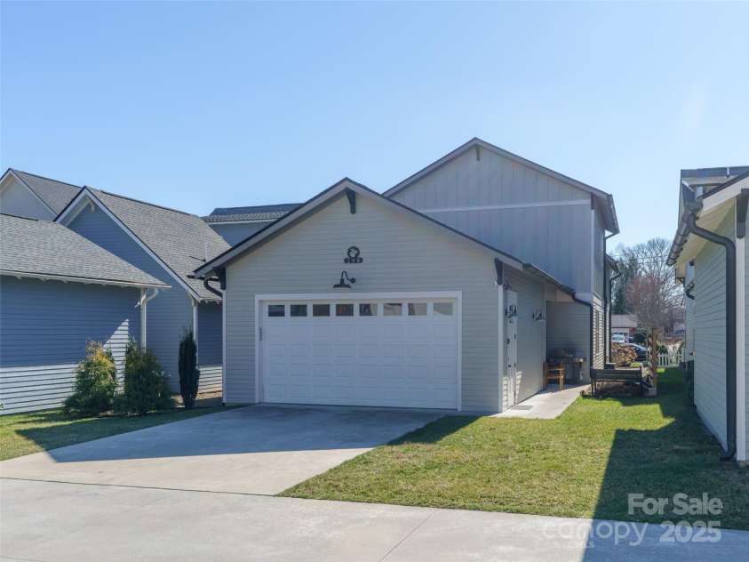 288 Main Street, Brevard, NC 28712.  MLS# CAR4237662, YatesRealty ID 10243. 