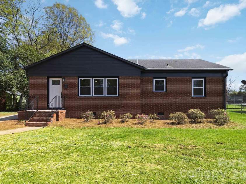 3609 Eastway Drive, Charlotte, NC 28205.  MLS# CAR4356441, YatesRealty ID 10243. 