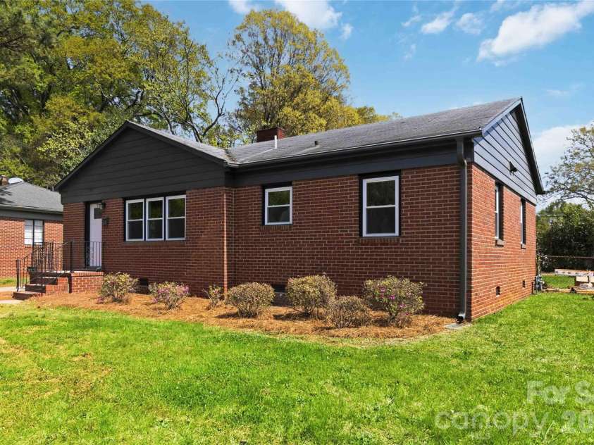 3609 Eastway Drive, Charlotte, NC 28205.  MLS# CAR4356441, YatesRealty ID 10243. 