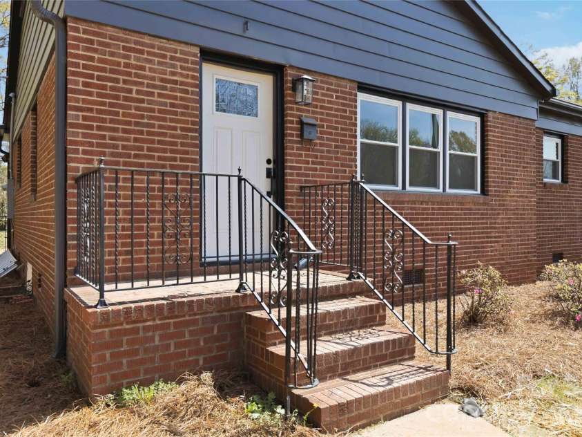 3609 Eastway Drive, Charlotte, NC 28205.  MLS# CAR4356441, YatesRealty ID 10243. 