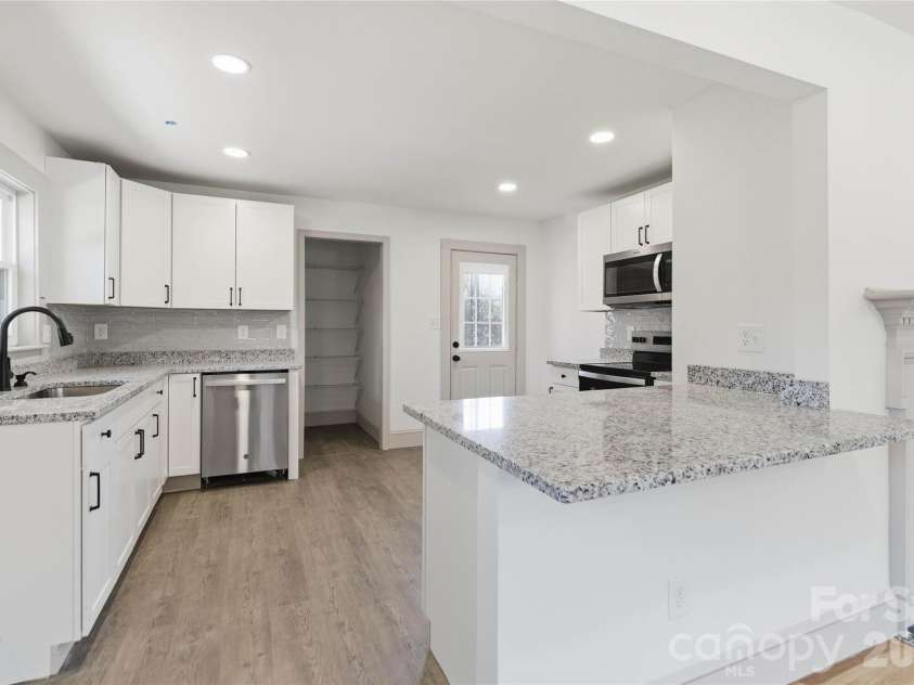 3609 Eastway Drive, Charlotte, NC 28205.  MLS# CAR4356441, YatesRealty ID 10243. 