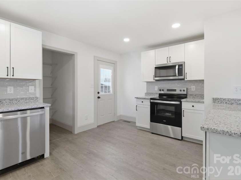 3609 Eastway Drive, Charlotte, NC 28205.  MLS# CAR4356441, YatesRealty ID 10243. 