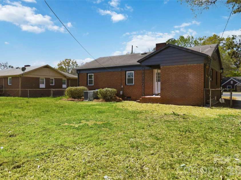 3609 Eastway Drive, Charlotte, NC 28205.  MLS# CAR4356441, YatesRealty ID 10243. 