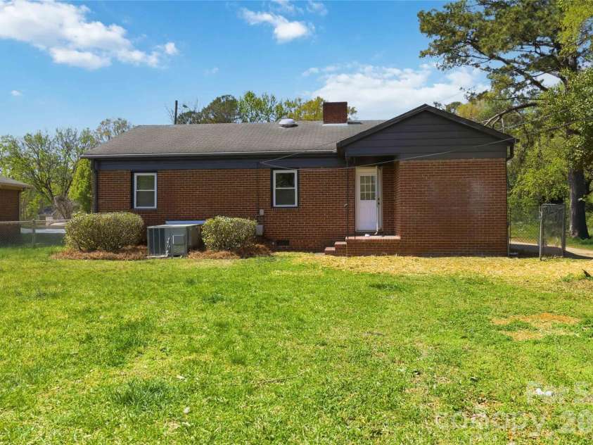 3609 Eastway Drive, Charlotte, NC 28205.  MLS# CAR4356441, YatesRealty ID 10243. 