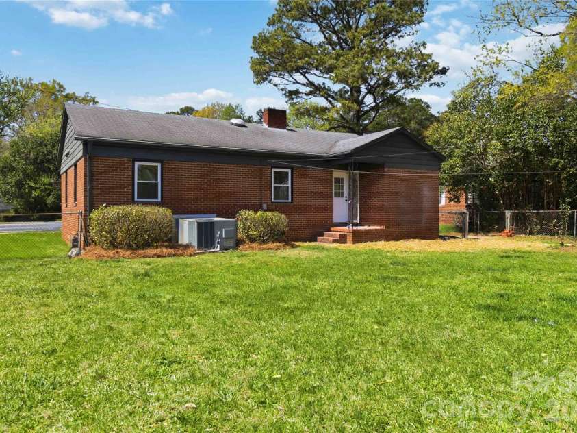 3609 Eastway Drive, Charlotte, NC 28205.  MLS# CAR4356441, YatesRealty ID 10243. 
