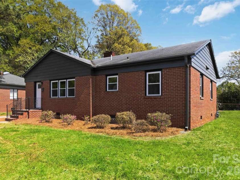 3609 Eastway Drive, Charlotte, NC 28205.  MLS# CAR4356441, YatesRealty ID 10243. 