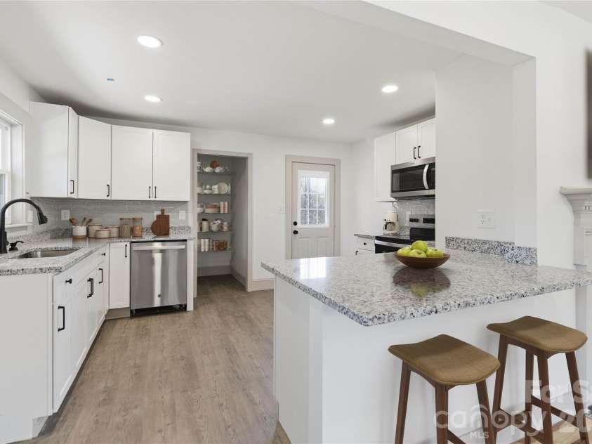 3609 Eastway Drive, Charlotte, NC 28205.  MLS# CAR4356441, YatesRealty ID 10243. 