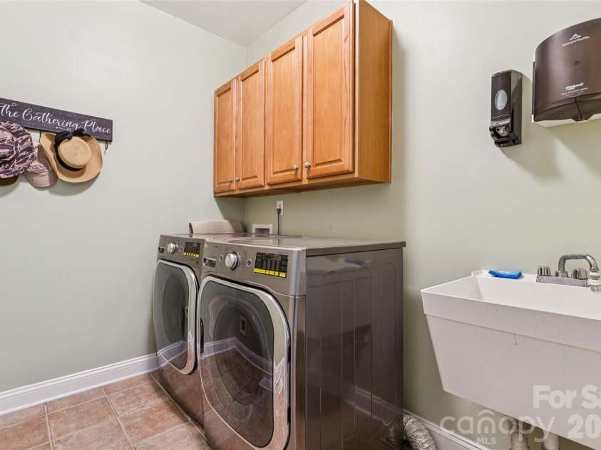 2678 Landing Pointe Drive, Clover, SC 29710.  MLS# CAR4361473, YatesRealty ID 10246. Main floor laundry room with utility sink!