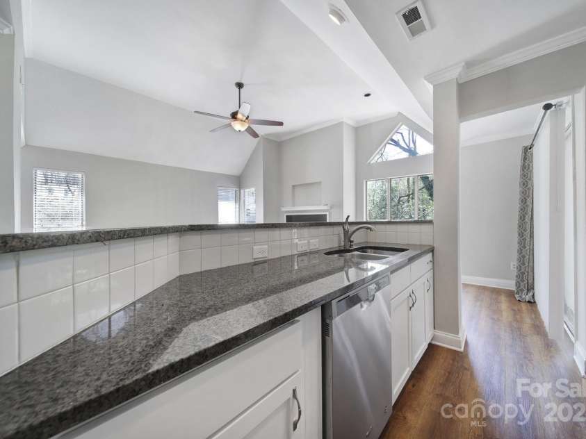 2500 Cranbrook Lane, Charlotte, NC 28207.  MLS# CAR4223296, YatesRealty ID 10249. 