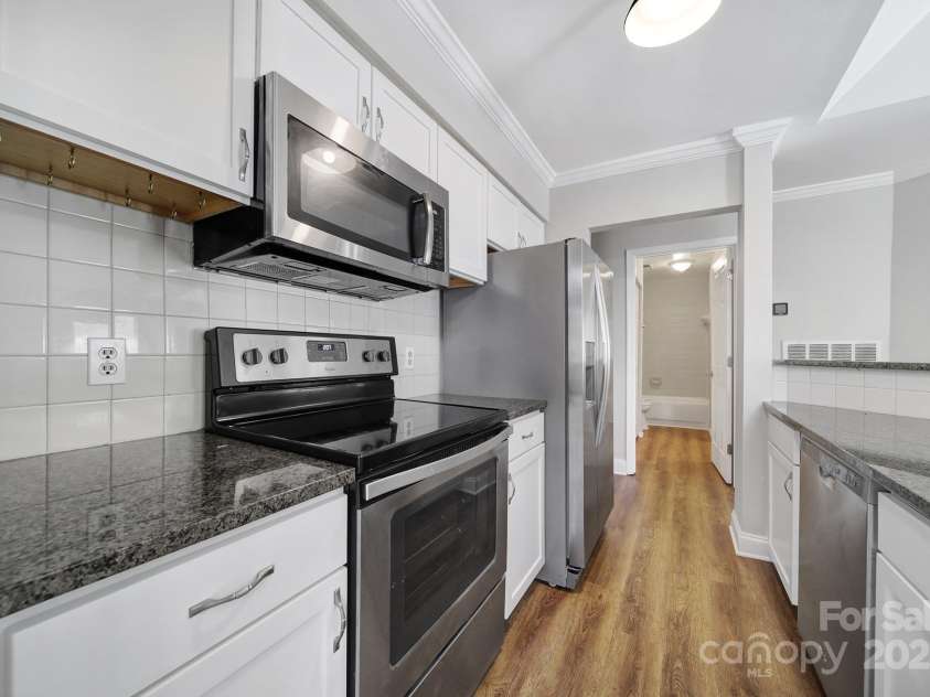 2500 Cranbrook Lane, Charlotte, NC 28207.  MLS# CAR4223296, YatesRealty ID 10249. 