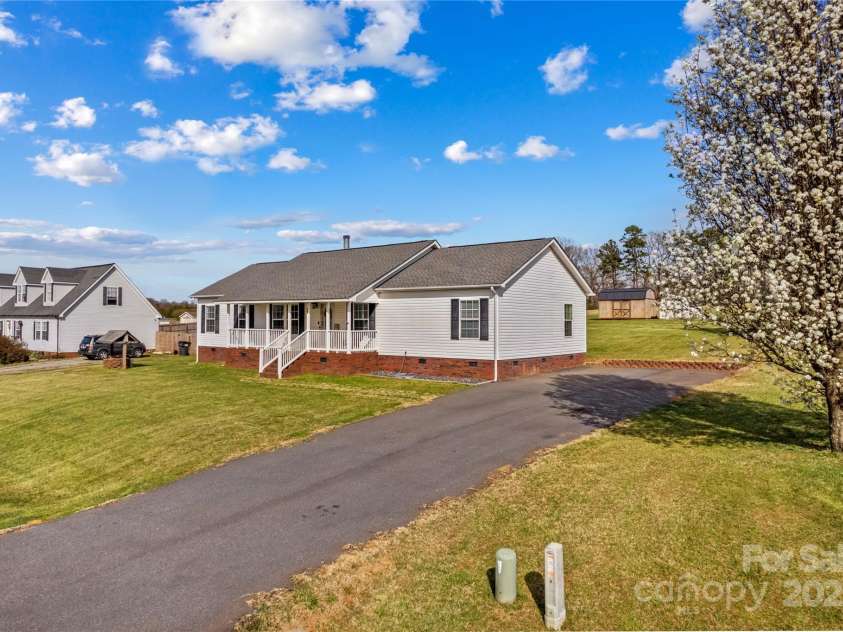 137 Grain Drive, Stony Point, NC 28678.  MLS# CAR4238681, YatesRealty ID 10252. 