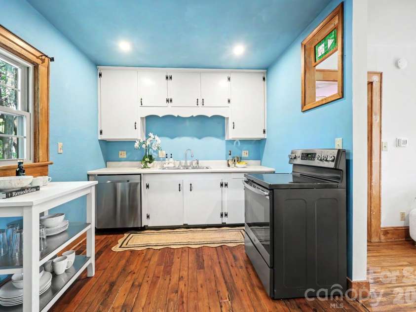 1012 35th Street, Charlotte, NC 28205.  MLS# CAR4364685, YatesRealty ID 10253. 