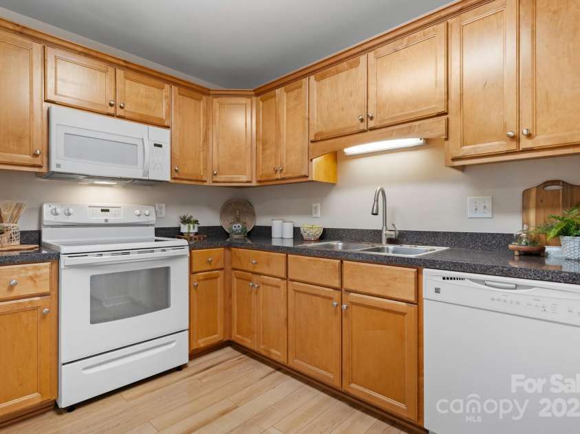 2222 15th Avenue, Hickory, NC 28601.  MLS# CAR4239006, YatesRealty ID 10253. 