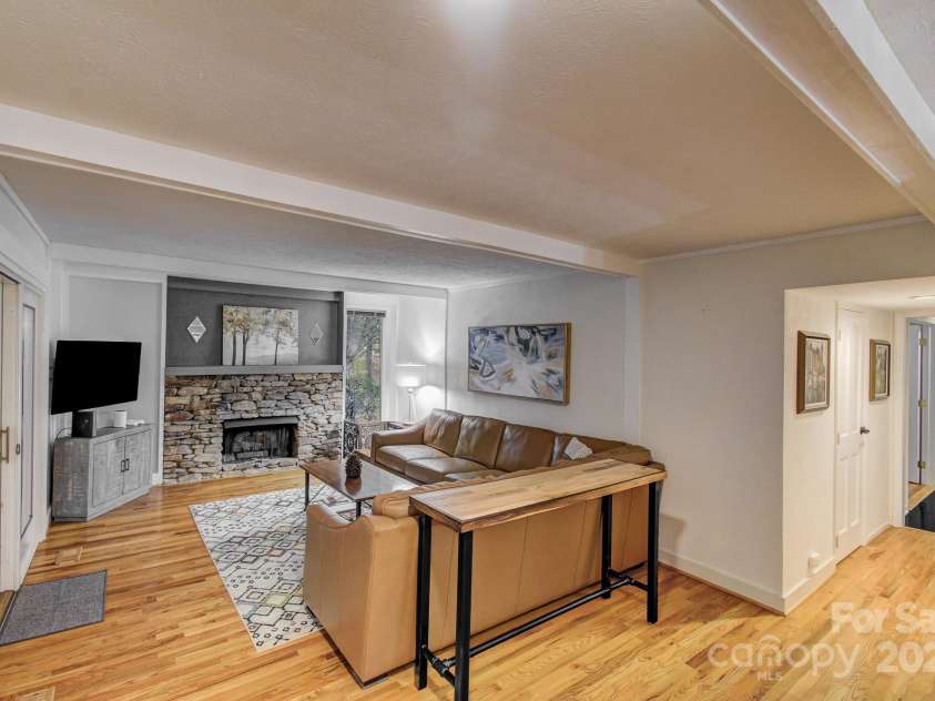 9 Chippewa Lane, Hendersonville, NC 28791.  MLS# CAR4246718, YatesRealty ID 10255. 