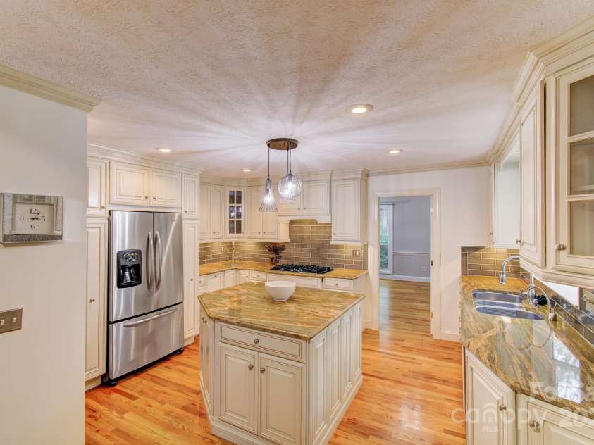 9 Chippewa Lane, Hendersonville, NC 28791.  MLS# CAR4246718, YatesRealty ID 10255. 