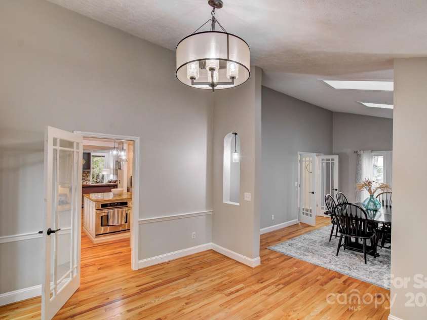 9 Chippewa Lane, Hendersonville, NC 28791.  MLS# CAR4246718, YatesRealty ID 10255. 