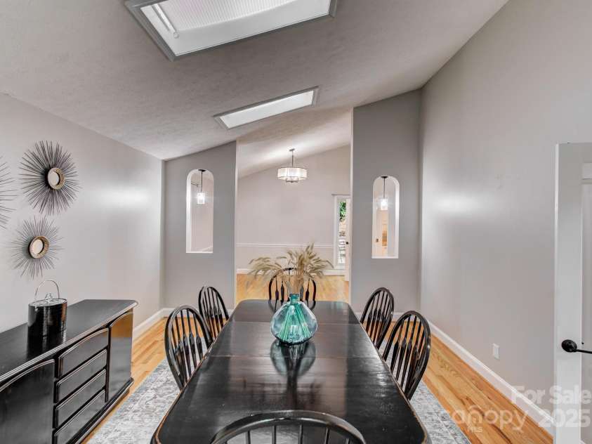 9 Chippewa Lane, Hendersonville, NC 28791.  MLS# CAR4246718, YatesRealty ID 10255. 