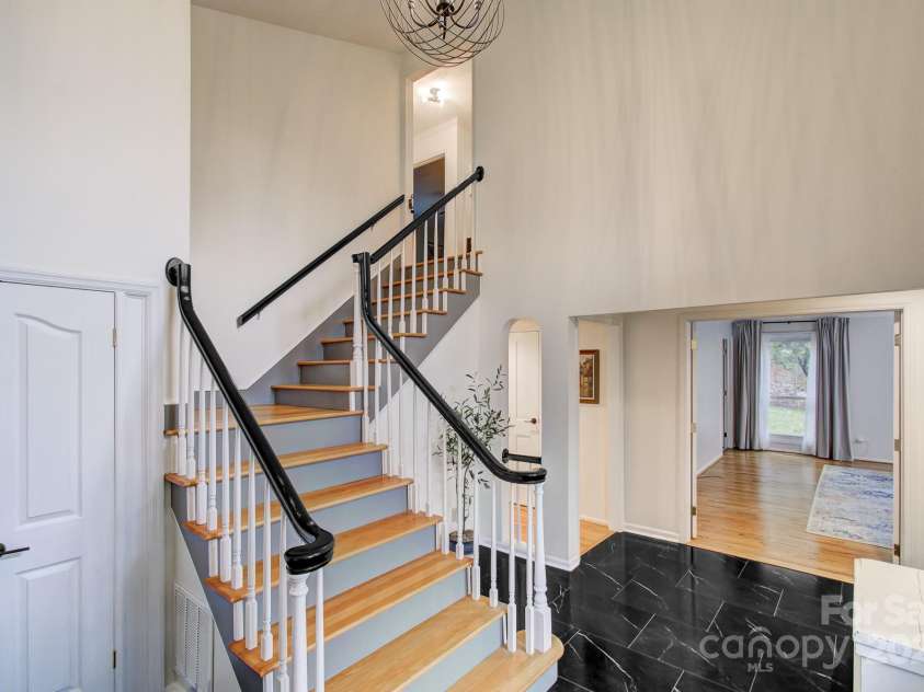 9 Chippewa Lane, Hendersonville, NC 28791.  MLS# CAR4246718, YatesRealty ID 10255. 