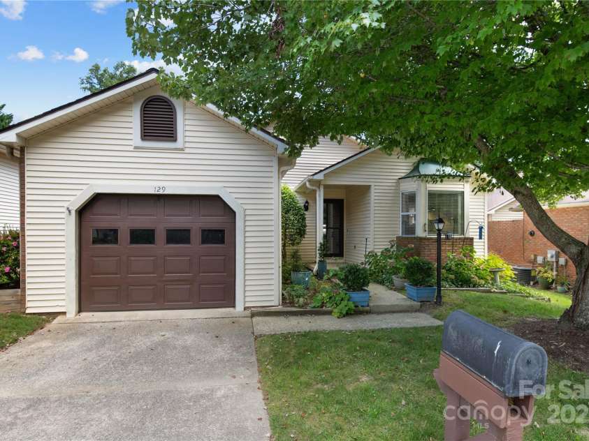 129 Exeter Court, Hendersonville, NC 28791.  MLS# CAR4299063, YatesRealty ID 10256. 