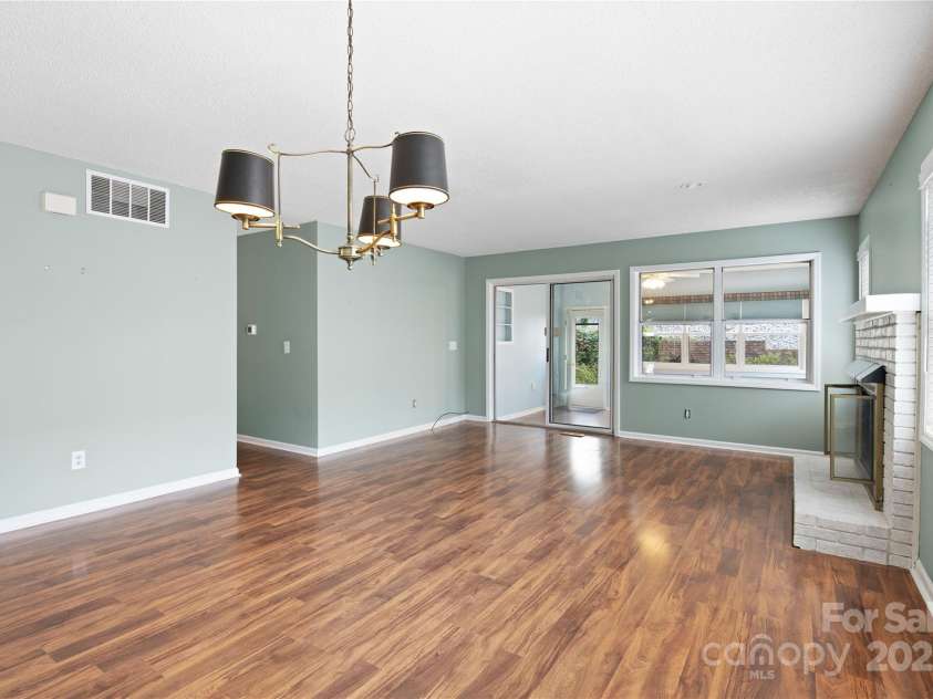 129 Exeter Court, Hendersonville, NC 28791.  MLS# CAR4299063, YatesRealty ID 10256. 