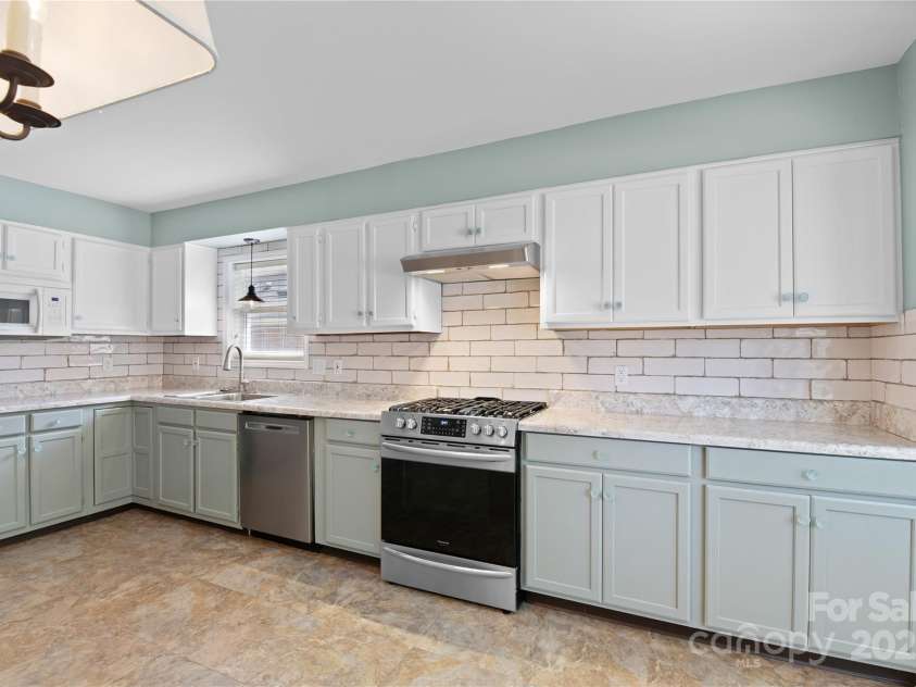 129 Exeter Court, Hendersonville, NC 28791.  MLS# CAR4299063, YatesRealty ID 10256. Custom tile