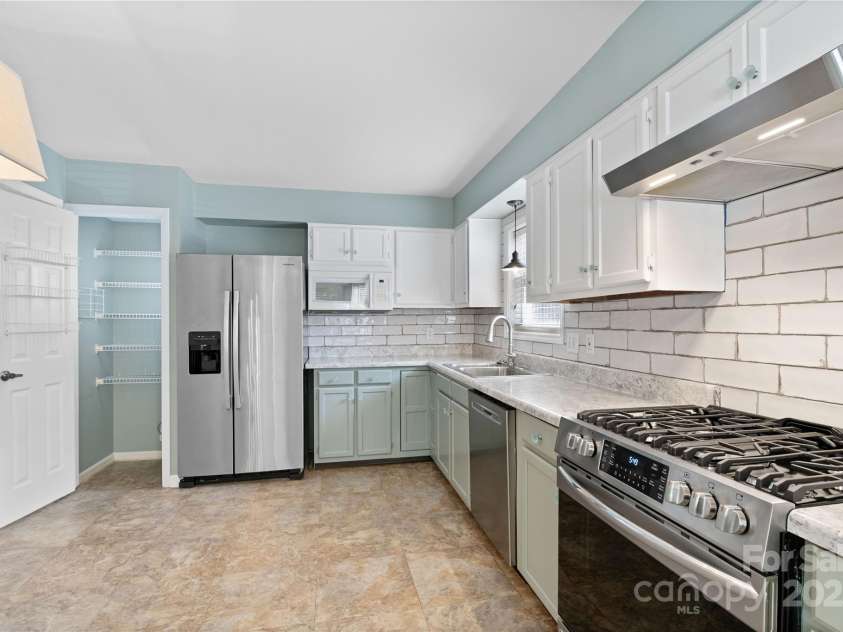 129 Exeter Court, Hendersonville, NC 28791.  MLS# CAR4299063, YatesRealty ID 10256. Gas stove, pantry