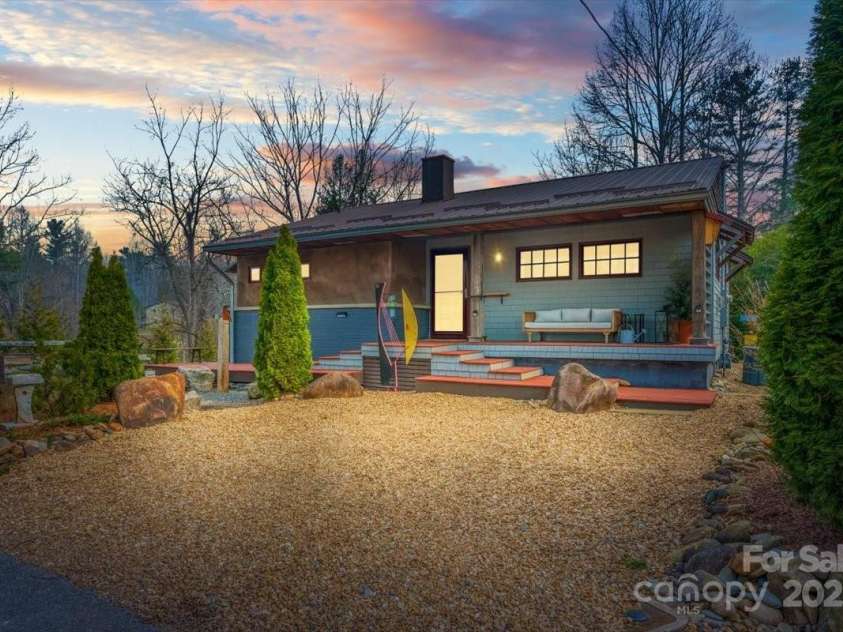 206 West Lane, Brevard, NC 28712.  MLS# CAR4226105, YatesRealty ID 10261. Welcome to 206 West Lane, located in the heart of Brevard.