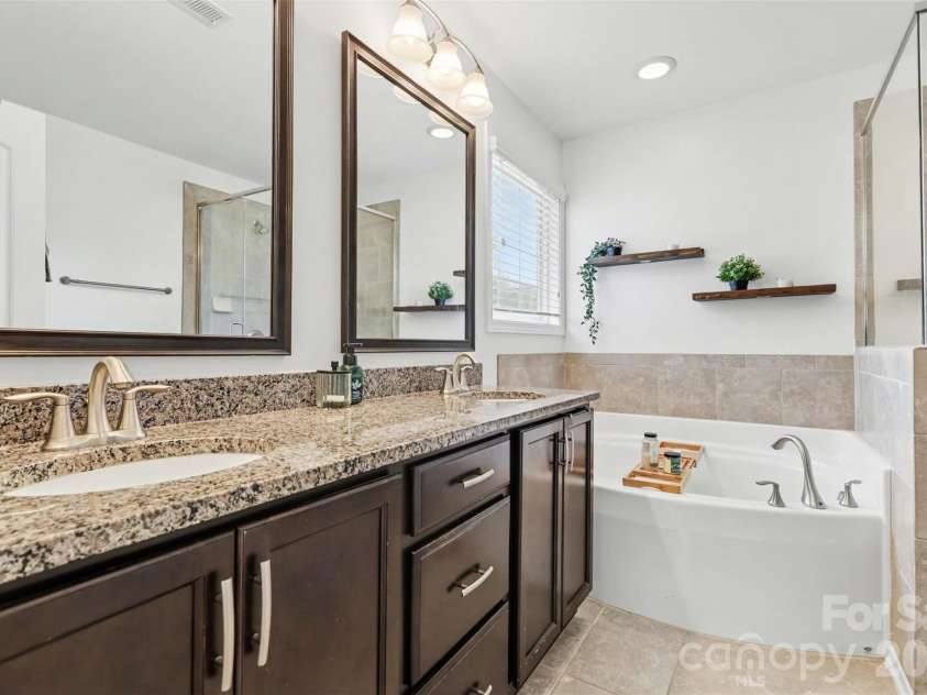 9124 Inverness Bay Road, Charlotte, NC 28278.  MLS# CAR4367234, YatesRealty ID 10262. 