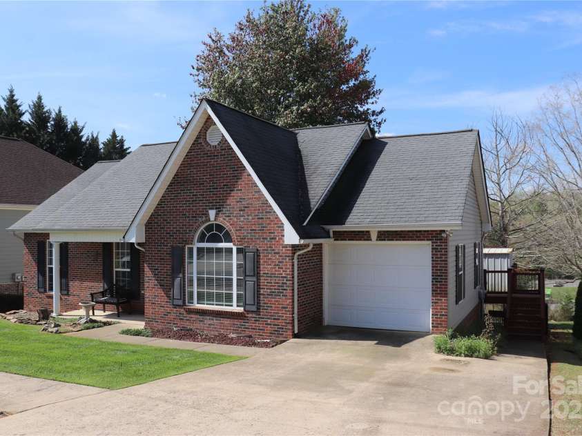 118 Hill Street, Granite Falls, NC 28630.  MLS# CAR4242592, YatesRealty ID 10263. 