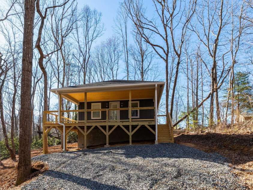 137 Arbutus Trail, Hendersonville, NC 28792.  MLS# CAR4360777, YatesRealty ID 10264. 