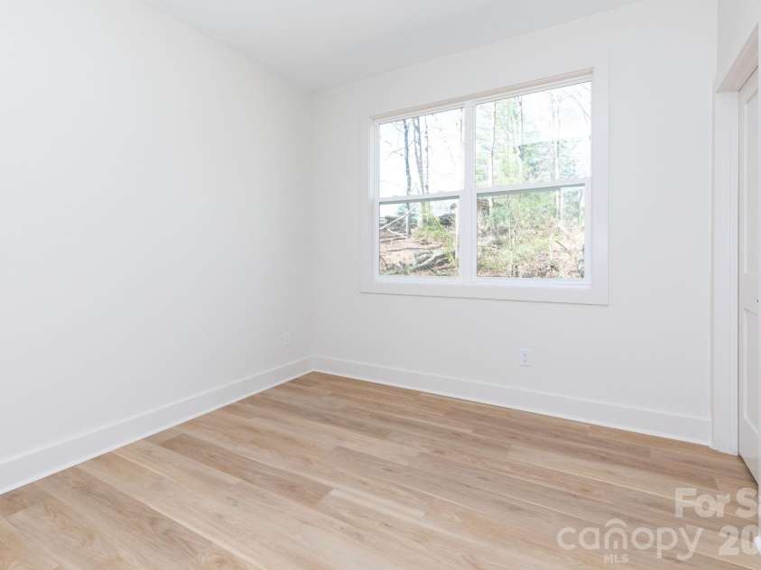 137 Arbutus Trail, Hendersonville, NC 28792.  MLS# CAR4421558, YatesRealty ID 10264. 