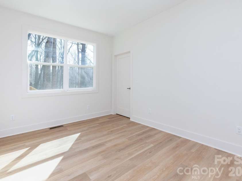 137 Arbutus Trail, Hendersonville, NC 28792.  MLS# CAR4421558, YatesRealty ID 10264. 