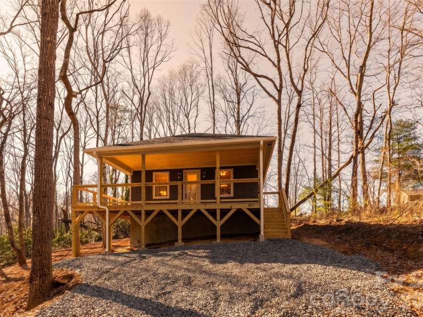 137 Arbutus Trail, Hendersonville, NC 28792.  MLS# CAR4421558, YatesRealty ID 10264. 
