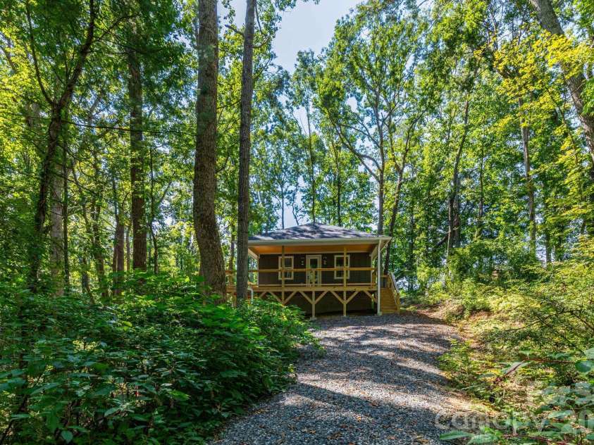 137 Arbutus Trail, Hendersonville, NC 28792.  MLS# CAR4421558, YatesRealty ID 10264. 