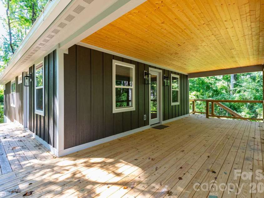 137 Arbutus Trail, Hendersonville, NC 28792.  MLS# CAR4421558, YatesRealty ID 10264. 