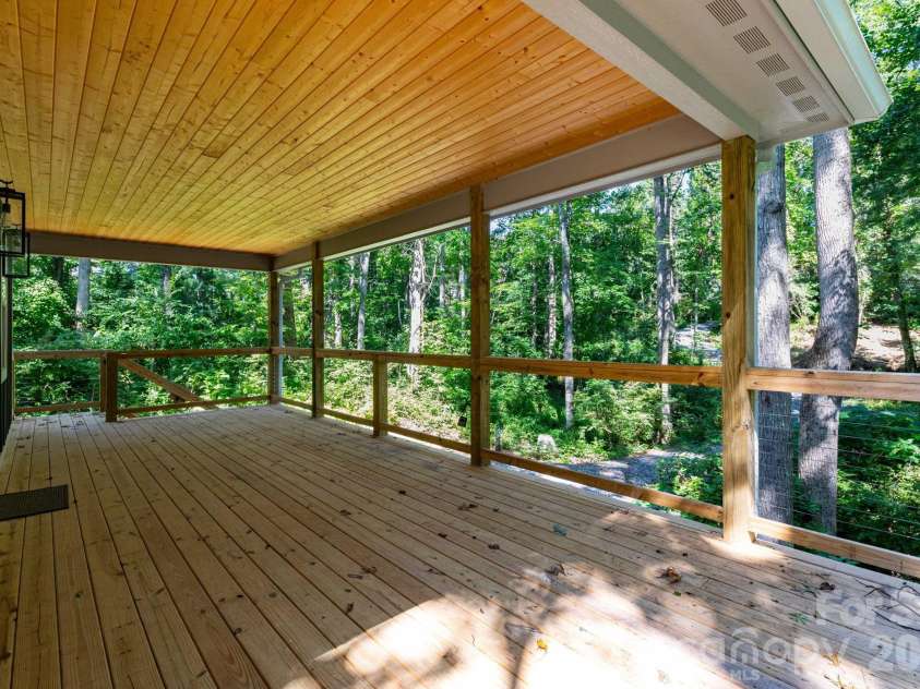 137 Arbutus Trail, Hendersonville, NC 28792.  MLS# CAR4421558, YatesRealty ID 10264. 