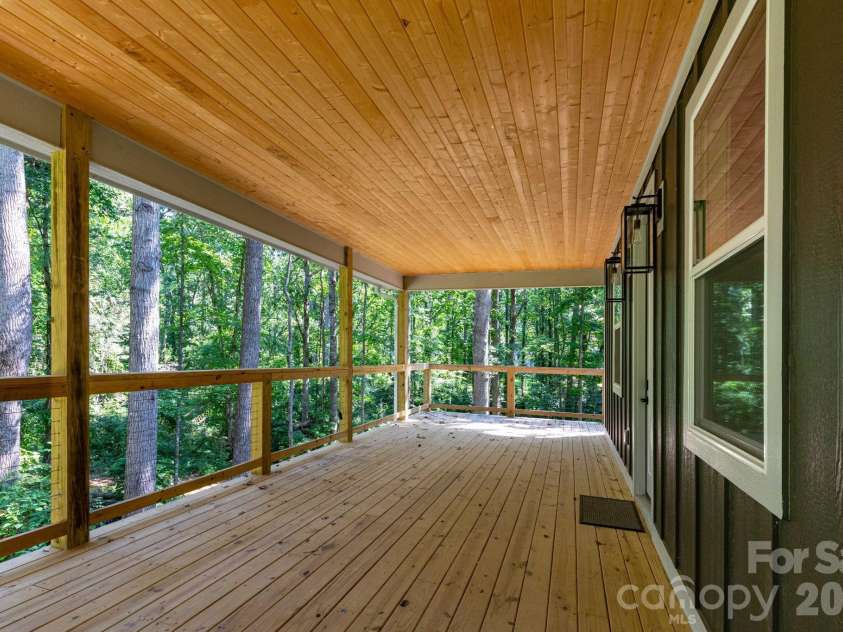 137 Arbutus Trail, Hendersonville, NC 28792.  MLS# CAR4421558, YatesRealty ID 10264. 